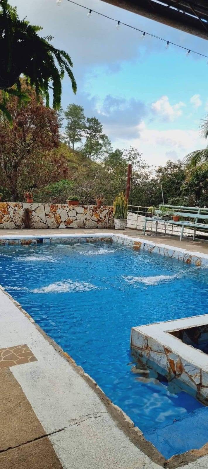 Piscina con vista a la montaña